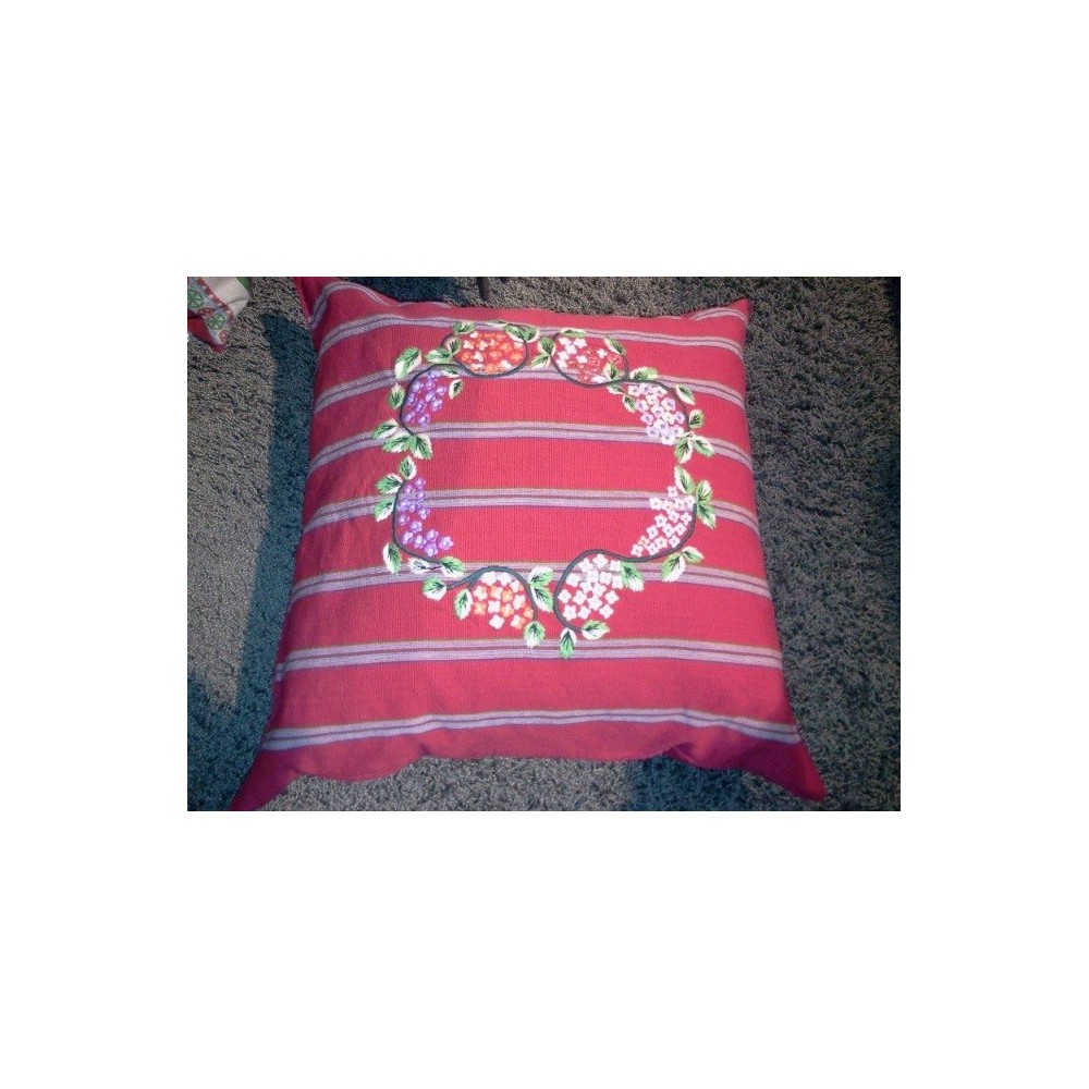 Coussin rayures rouges avec couronne de fleurs PIERRE FREY