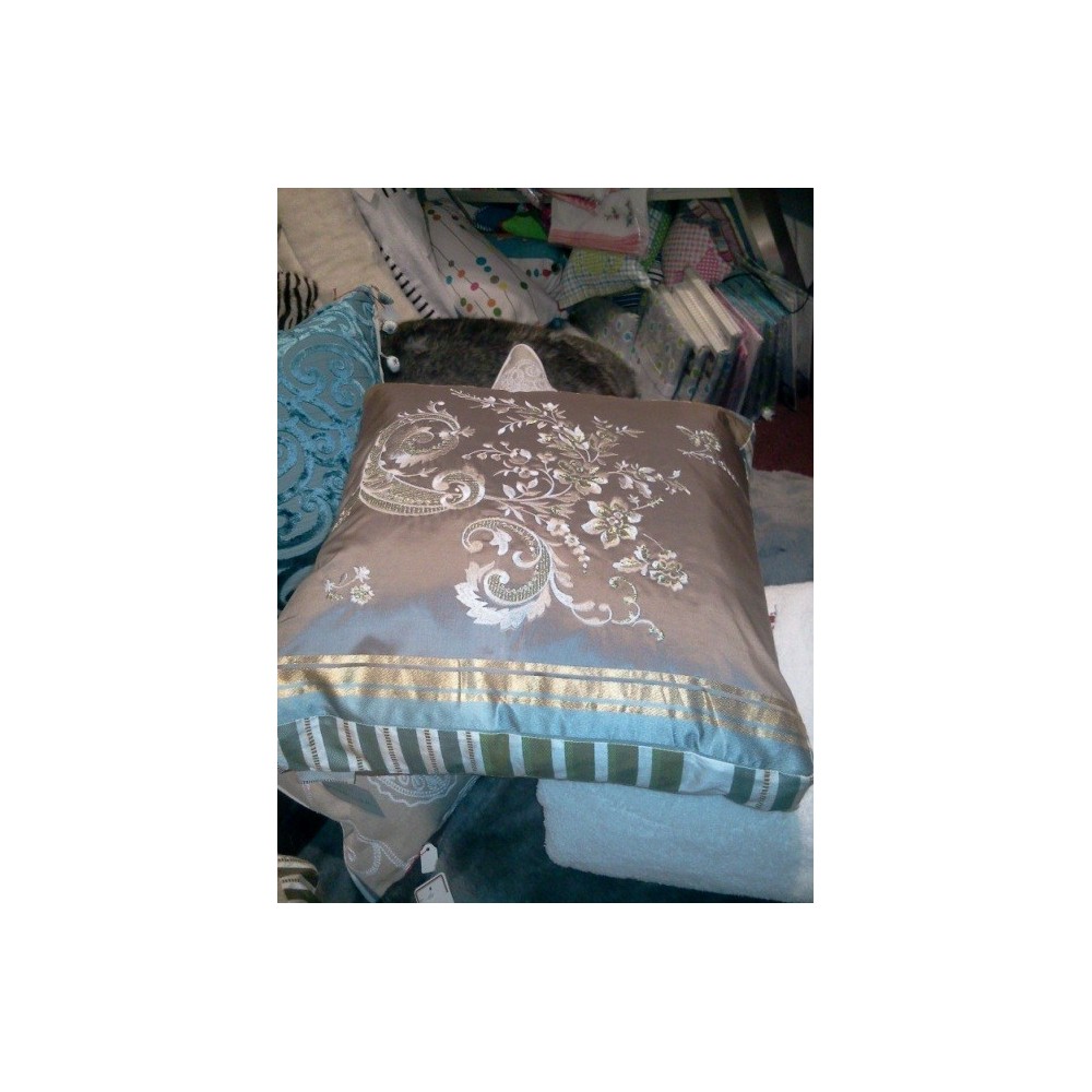 Coussin soie brodé lime DESIGNERS GUILD