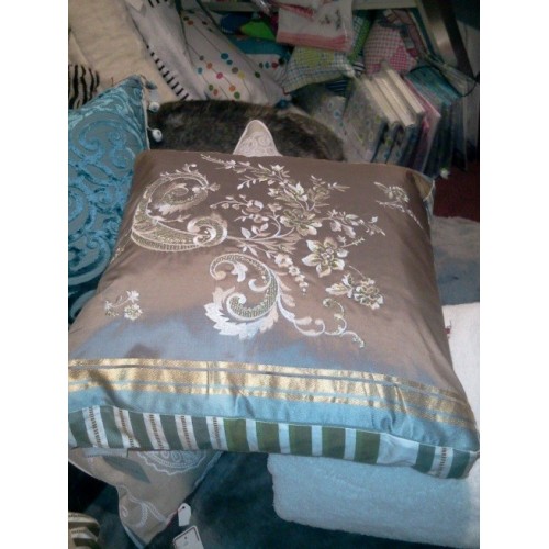 Coussin soie brodé lime DESIGNERS GUILD