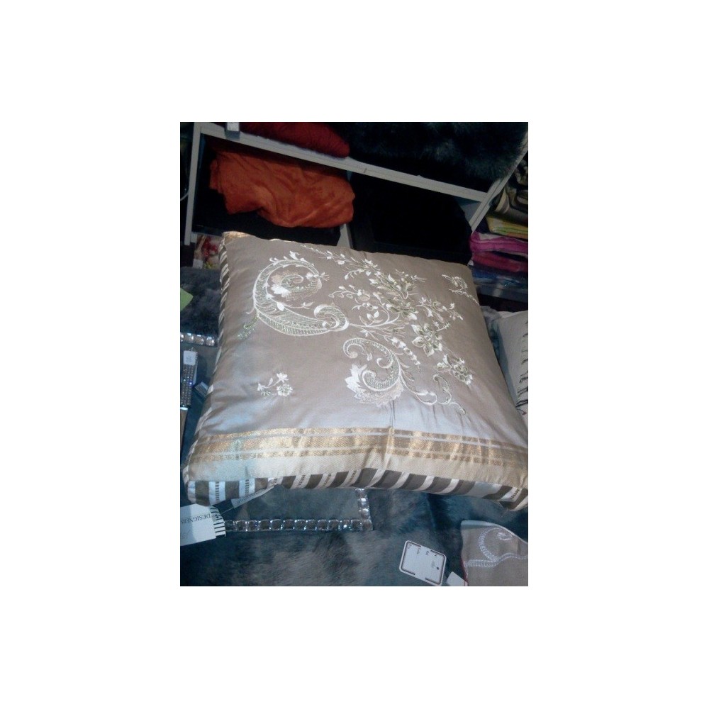 Coussin soie brodé beige DESIGNERS GUILD